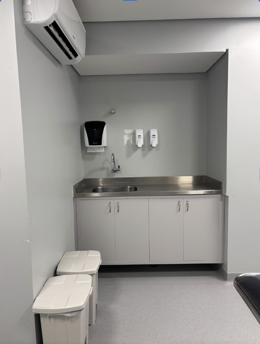 Área de higienização em inox do centro cirúrgico